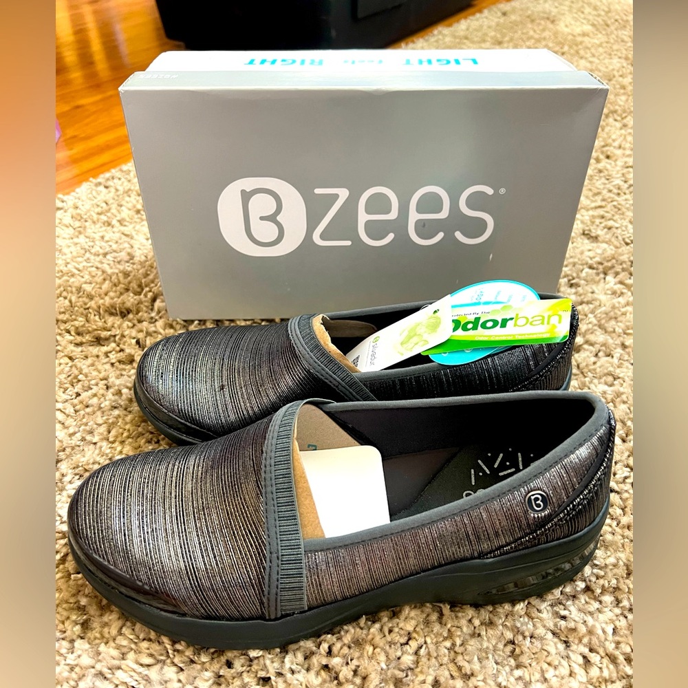 Bzees Rodeo Slip-On Shoes Womens 7.5W Gray Metallic Striped NEW in Box